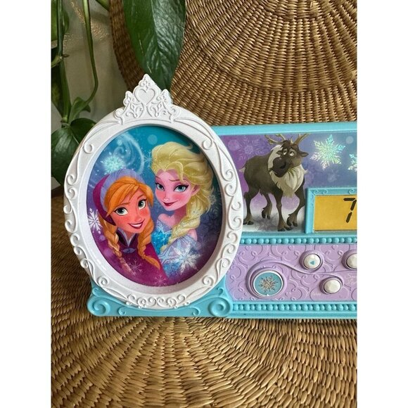 Disney’s Frozen Anna & Elsa clock - Picture 5 of 10